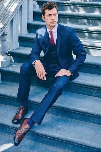 Comment porter une cravate pourpre: Associe un complet bleu marine avec une cravate pourpre pour une silhouette classique et raffinée. Si tu veux éviter un look trop formel, choisis une paire de chaussures brogues en cuir marron.