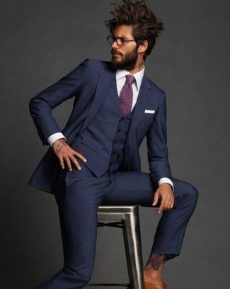 Comment porter une cravate pourpre: Porte un complet bleu marine et une cravate pourpre pour dégager classe et sophistication. Jouez la carte décontractée pour les chaussures et termine ce look avec une paire de chaussures brogues en cuir marron clair.