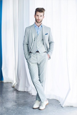 Tenue: Complet gris, Chemise de ville bleu clair, Chaussures derby en cuir blanches, Pochette de costume bleue