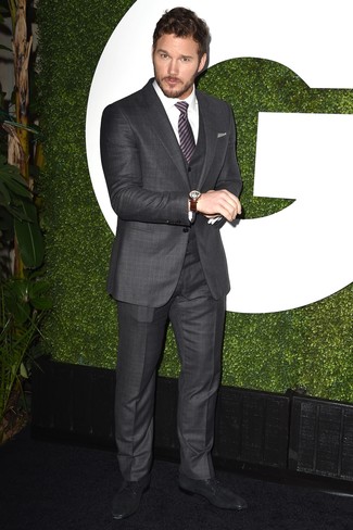 Tenue de Chris Pratt: Complet à carreaux gris foncé, Chemise de ville blanche, Chaussures derby en daim noires, Cravate à rayures verticales pourpre foncé