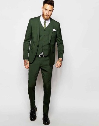 Comment porter un costume vert foncé: Pense à harmoniser un costume vert foncé avec une chemise de ville blanche pour dégager classe et sophistication. Tu veux y aller doucement avec les chaussures? Complète cet ensemble avec une paire de chaussures derby en cuir noires pour la journée.