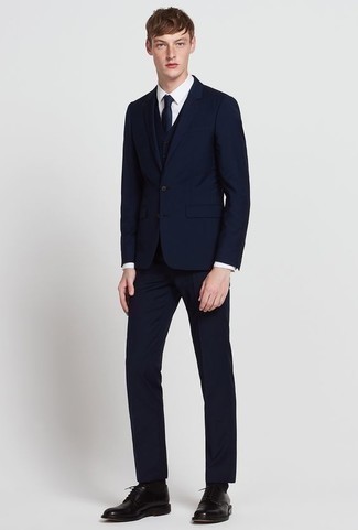 Tenue: Complet bleu marine, Chemise de ville blanche, Chaussures derby en cuir noires, Cravate à carreaux bleu marine