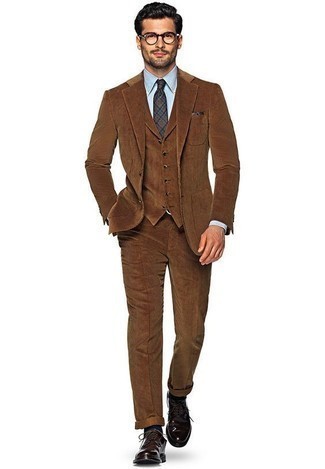 Tenue: Complet marron, Chemise de ville en chambray bleu clair, Chaussures derby en cuir pourpre foncé, Cravate écossaise bleu marine