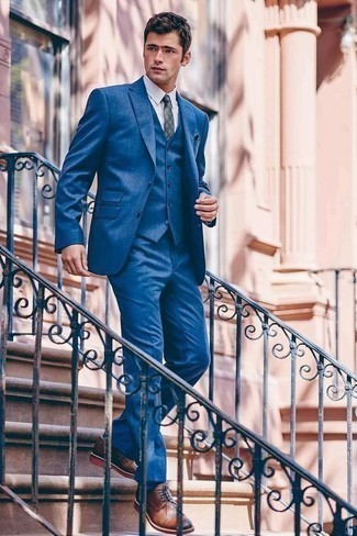 Comment porter une cravate écossaise bleu marine et vert: Associe un complet bleu avec une cravate écossaise bleu marine et vert pour un look classique et élégant. Une paire de chaussures derby en cuir marron apporte une touche de décontraction à l'ensemble.