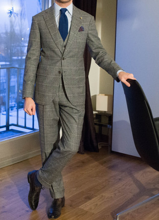 Comment porter une cravate en tricot bleu marine et blanc à 30 ans: Choisis un complet en laine gris et une cravate en tricot bleu marine et blanc pour un look classique et élégant. Décoince cette tenue avec une paire de chaussures derby en cuir marron foncé.
