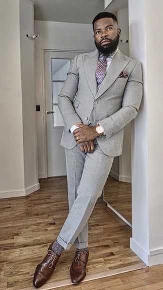 Comment porter une cravate á pois violette: Associe un complet gris avec une cravate á pois violette pour un look pointu et élégant. Jouez la carte décontractée pour les chaussures et choisis une paire de chaussures derby en cuir marron foncé.