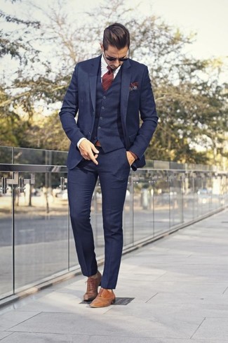 Comment porter une pochette de costume imprimée rouge: Pense à porter un complet bleu marine et une pochette de costume imprimée rouge pour obtenir un look relax mais stylé. Une paire de chaussures richelieu en cuir marron clair est une façon simple d'améliorer ton look.
