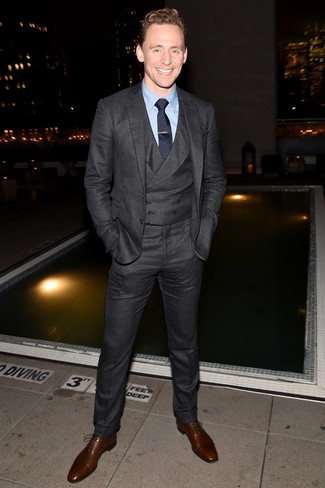 Tenue de Tom Hiddleston: Complet noir, Chemise de ville bleu clair, Chaussures richelieu en cuir marron, Cravate á pois bleu marine