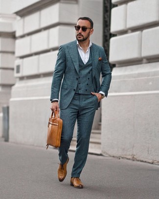 Comment porter un costume bleu canard: Choisis un costume bleu canard et une chemise de ville blanche pour un look classique et élégant. Complète ce look avec une paire de chaussures richelieu en cuir marron clair.