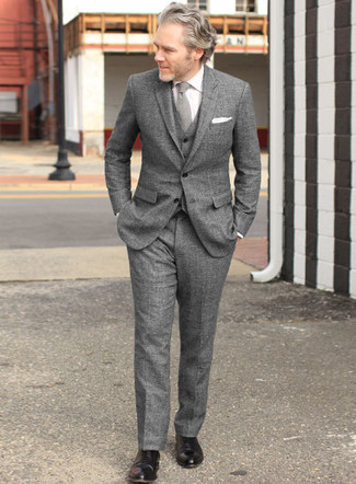 Comment porter une cravate en laine grise: Harmonise un complet en laine gris avec une cravate en laine grise pour un look pointu et élégant. Jouez la carte décontractée pour les chaussures et opte pour une paire de chaussures richelieu en cuir noires.