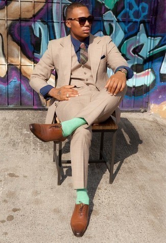 Comment porter une cravate verte: Pense à associer un complet marron clair avec une cravate verte pour dégager classe et sophistication. Si tu veux éviter un look trop formel, complète cet ensemble avec une paire de chaussures richelieu en cuir marron.