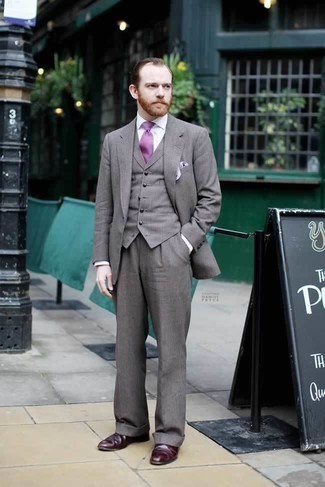 Comment porter une cravate violette: Pense à porter un complet gris et une cravate violette pour dégager classe et sophistication. D'une humeur audacieuse? Complète ta tenue avec une paire de chaussures richelieu en cuir bordeaux.