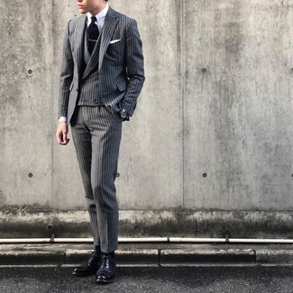 Comment porter un costume à rayures verticales gris: Pense à marier un costume à rayures verticales gris avec une chemise de ville blanche pour un look classique et élégant. Une paire de chaussures richelieu en cuir noires est une option génial pour complèter cette tenue.