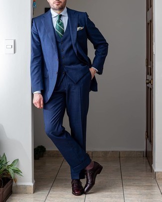 Comment porter une cravate à rayures horizontales vert foncé: Essaie d'harmoniser un complet bleu marine avec une cravate à rayures horizontales vert foncé pour une silhouette classique et raffinée. Jouez la carte décontractée pour les chaussures et fais d'une paire de chaussures richelieu en cuir bordeaux ton choix de souliers.