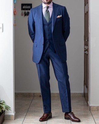Comment porter une cravate á pois bleu canard: Essaie d'harmoniser un complet bleu marine avec une cravate á pois bleu canard pour une silhouette classique et raffinée. Une paire de chaussures richelieu en cuir marron foncé apporte une touche de décontraction à l'ensemble.