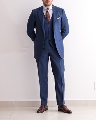 Comment porter une cravate á pois marron: Essaie de marier un complet bleu marine avec une cravate á pois marron pour dégager classe et sophistication. Si tu veux éviter un look trop formel, fais d'une paire de chaussures richelieu en cuir marron foncé ton choix de souliers.