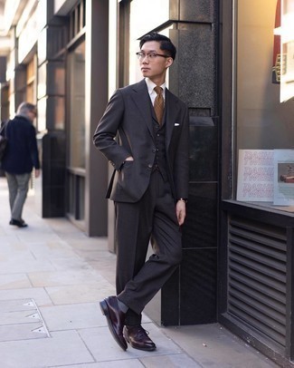 Tenue: Complet noir, Chemise de ville blanche, Chaussures richelieu en cuir bordeaux, Cravate à carreaux marron