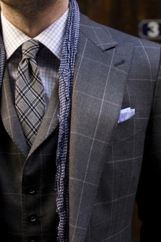 Comment porter un complet gris foncé pour un style elégantes: Fais l'expérience d'un style élégant et raffiné avec un complet gris foncé et une chemise de ville écossaise blanc et bleu.