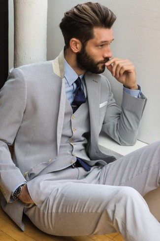 Comment porter un complet gris foncé: Essaie d'associer un complet gris foncé avec une chemise de ville bleu clair pour un look pointu et élégant.