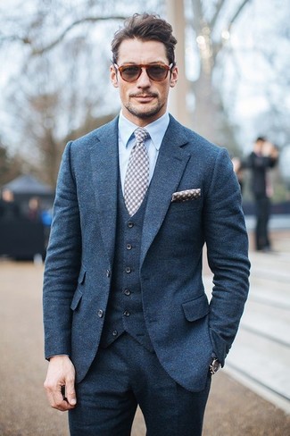 Comment porter une pochette de costume á pois grise: Pense à opter pour un complet bleu et une pochette de costume á pois grise pour obtenir un look relax mais stylé.