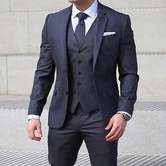 Comment porter un complet gris: Opte pour un complet gris avec une chemise de ville blanche pour dégager classe et sophistication.