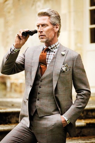 Tenue: Complet écossais marron, Chemise de ville en vichy blanc et marron, Cravate orange, Pochette de costume grise