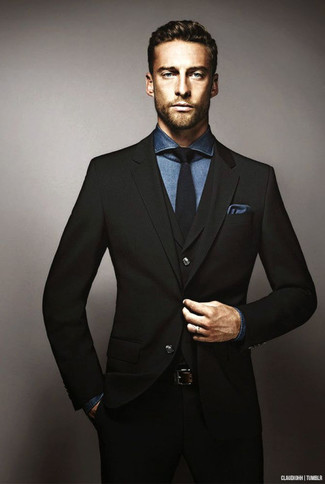 Tenue: Complet noir, Chemise de ville en chambray bleu marine, Cravate noire, Pochette de costume bleu marine