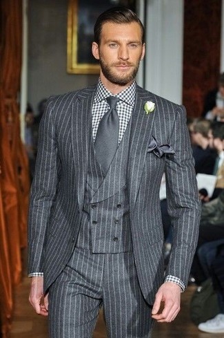 Comment porter une pochette de costume grise: Associe un complet à rayures verticales gris avec une pochette de costume grise pour une tenue confortable aussi composée avec goût.