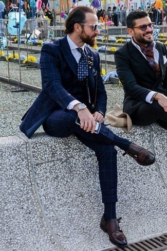 Comment porter une cravate imprimée bleu marine et blanc pour un style elégantes à 30 ans: Harmonise un complet à carreaux bleu marine avec une cravate imprimée bleu marine et blanc pour un look pointu et élégant. D'une humeur créatrice? Assortis ta tenue avec une paire de double monks en cuir marron foncé.