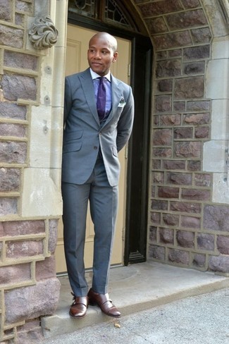 Comment porter une cravate violette: Pense à opter pour un complet gris et une cravate violette pour dégager classe et sophistication. D'une humeur audacieuse? Complète ta tenue avec une paire de double monks en cuir marron.