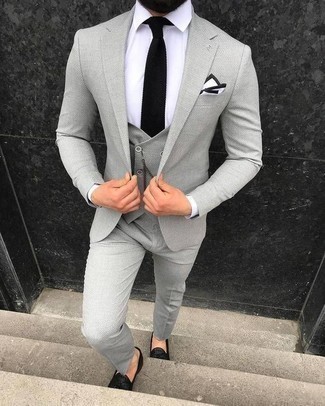Comment porter une cravate en tricot noire et blanche à 30 ans: Opte pour un complet gris avec une cravate en tricot noire et blanche pour une silhouette classique et raffinée. Si tu veux éviter un look trop formel, fais d'une paire de mocassins à pampilles en cuir noirs ton choix de souliers.