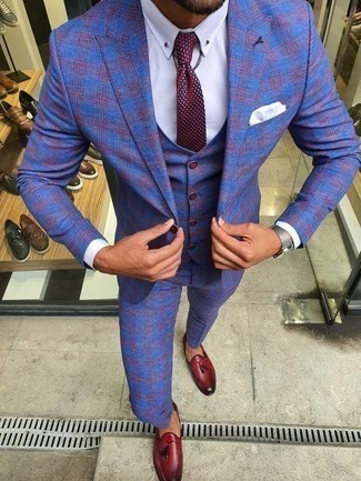 Comment porter une cravate á pois rouge à 30 ans: Porte un complet bleu et une cravate á pois rouge pour dégager classe et sophistication. Tu veux y aller doucement avec les chaussures? Fais d'une paire de mocassins à pampilles en cuir bordeaux ton choix de souliers pour la journée.