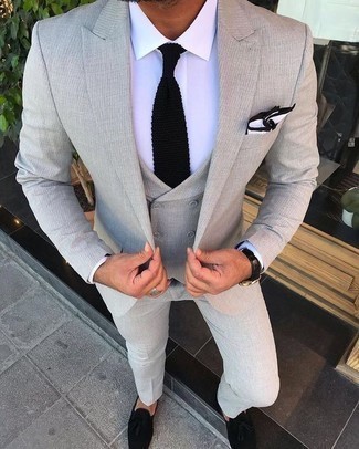 Comment porter une cravate en tricot noire et blanche en été à 30 ans: Porte un complet gris et une cravate en tricot noire et blanche pour un look pointu et élégant. Décoince cette tenue avec une paire de mocassins à pampilles en daim noirs. Nous aimons vraiment beaucoup ce look estival.