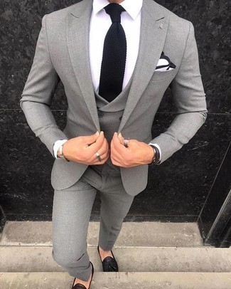 Comment porter une cravate en tricot noire: Essaie de marier un complet gris avec une cravate en tricot noire pour une silhouette classique et raffinée. Une paire de mocassins à pampilles en cuir noirs apportera un joli contraste avec le reste du look.