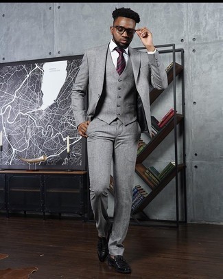 Comment porter une cravate à rayures horizontales bordeaux: Essaie d'harmoniser un complet gris avec une cravate à rayures horizontales bordeaux pour un look classique et élégant. Si tu veux éviter un look trop formel, choisis une paire de mocassins à pampilles en cuir noirs.