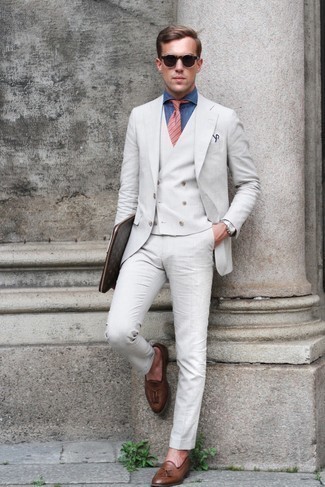 Comment porter un complet blanc: Pense à porter un complet blanc et une chemise de ville en chambray bleue pour un look classique et élégant. Si tu veux éviter un look trop formel, assortis cette tenue avec une paire de mocassins à pampilles en cuir marron.
