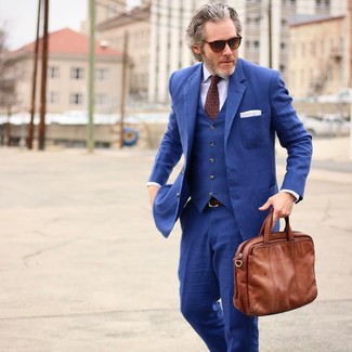 Comment porter un complet bleu marine: Essaie de marier un complet bleu marine avec une chemise de ville à rayures verticales blanche pour dégager classe et sophistication.