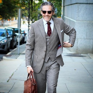 Comment porter un complet gris en été après 40 ans: Pense à harmoniser un complet gris avec une chemise de ville blanche pour dégager classe et sophistication. Un look sympa qui sent bon l'été.