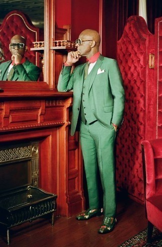 Comment porter une cravate imprimée verte: Opte pour un complet vert avec une cravate imprimée verte pour une silhouette classique et raffinée. D'une humeur audacieuse? Complète ta tenue avec une paire de slippers en cuir verts.