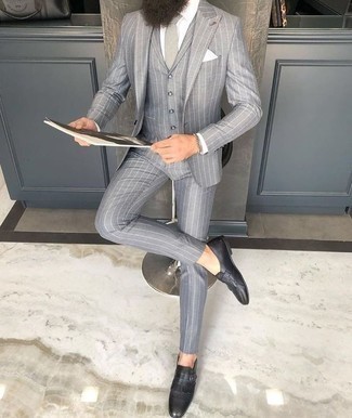 Comment porter une cravate gris foncé: Opte pour un complet à rayures verticales gris avec une cravate gris foncé pour un look classique et élégant. Pourquoi ne pas ajouter une paire de slippers en cuir à franges noirs à l'ensemble pour une allure plus décontractée?