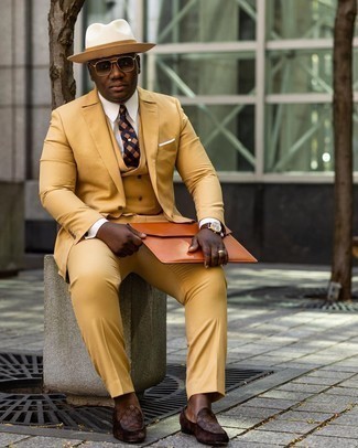 Comment porter une cravate à carreaux marron clair: Sois au sommet de ta classe en portant un complet jaune et une cravate à carreaux marron clair. Pour les chaussures, fais un choix décontracté avec une paire de slippers en cuir imprimés marron.