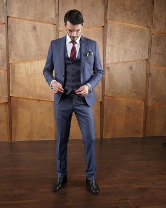 Comment porter une cravate bordeaux quand il fait chaud: Harmonise un complet bleu avec une cravate bordeaux pour dégager classe et sophistication. Jouez la carte décontractée pour les chaussures et termine ce look avec une paire de slippers en cuir noirs.