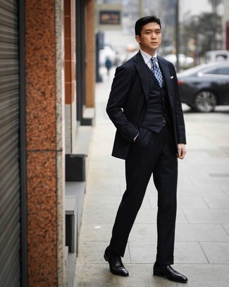 Tenue: Complet à rayures verticales noir, Chemise de ville blanche, Slippers en cuir noirs, Cravate imprimée bleu clair