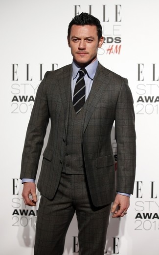 Tenue de Luke Evans: Complet écossais gris foncé, Chemise de ville grise, Cravate à rayures verticales noire