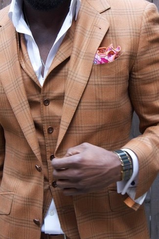 Tenue: Complet écossais marron, Chemise de ville blanche, Pochette de costume imprimée rose