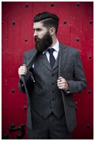 Comment porter une cravate á pois noire pour un style elégantes au printemps: Associe un complet en laine gris foncé avec une cravate á pois noire pour dégager classe et sophistication. C'est une tenue parfaite pour être fin prête pour ce printemps.