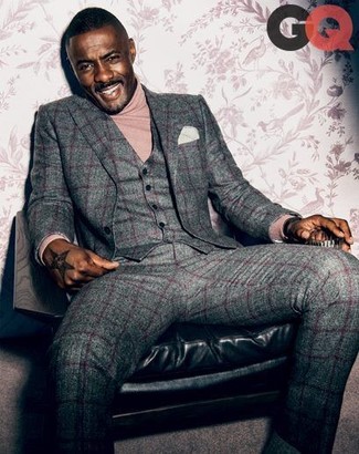 Tenue de Idris Elba: Complet en laine à carreaux gris, Pull à col roulé beige, Pochette de costume blanche