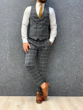 Comment porter une cravate moutarde: Pense à opter pour un complet à carreaux gris et une cravate moutarde pour une silhouette classique et raffinée. Tu veux y aller doucement avec les chaussures? Fais d'une paire de chaussures derby en cuir marron ton choix de souliers pour la journée.
