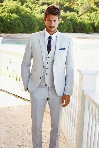 Tenue: Complet gris, Chemise de ville blanche, Cravate á pois bleu marine et blanc, Pochette de costume bleue