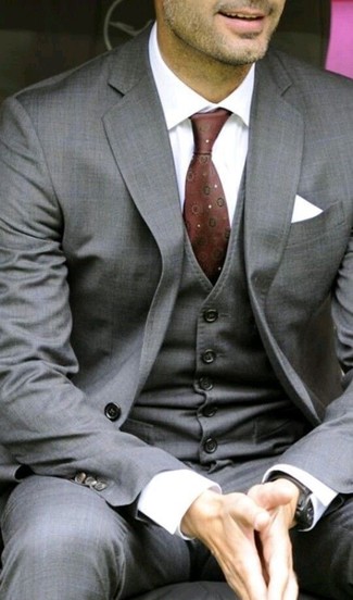 Comment porter un complet gris foncé pour un style elégantes quand il fait chaud à 30 ans: Choisis un complet gris foncé et une chemise de ville blanche pour un look pointu et élégant.